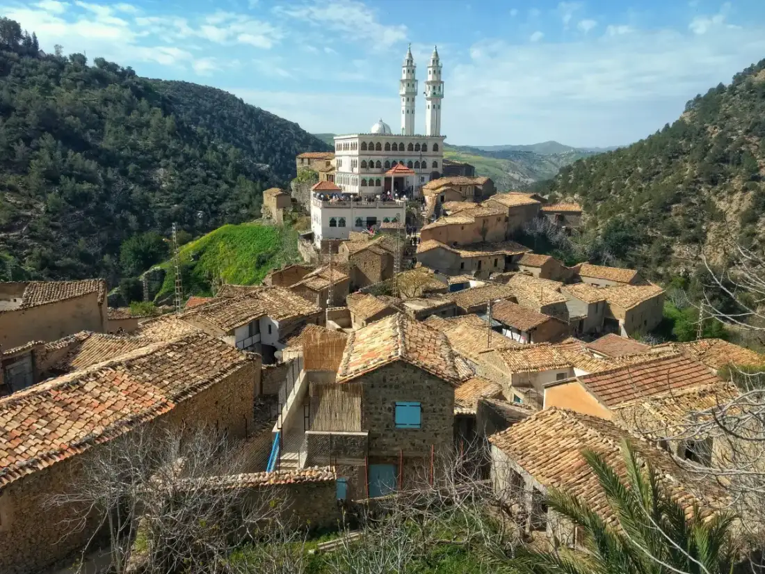 Village traditionnel algérien et sa mosquée à flanc de montagne