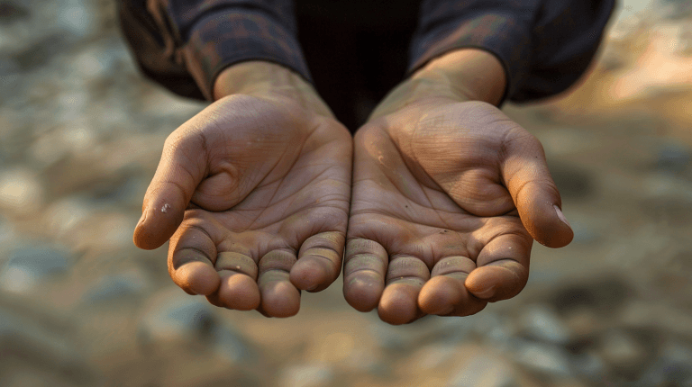 Mains d'un musulman en prière faisant des invocations