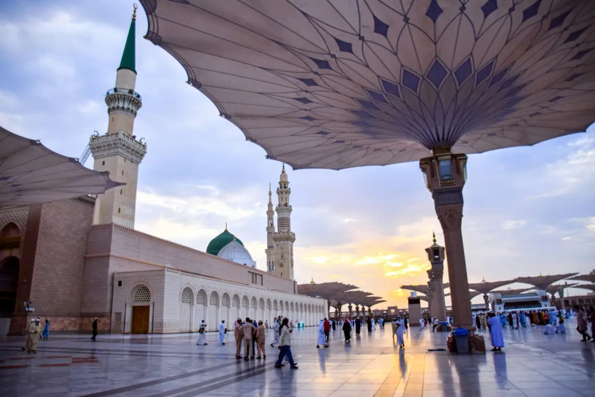 L'esplanade de Masjid an-Nabawi, la Mosquée du Prophète ﷺ à Médine