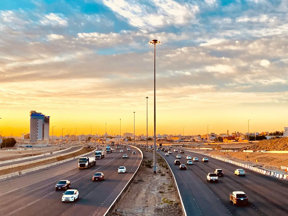 Artère d'une ville saoudienne au coucher du soleil