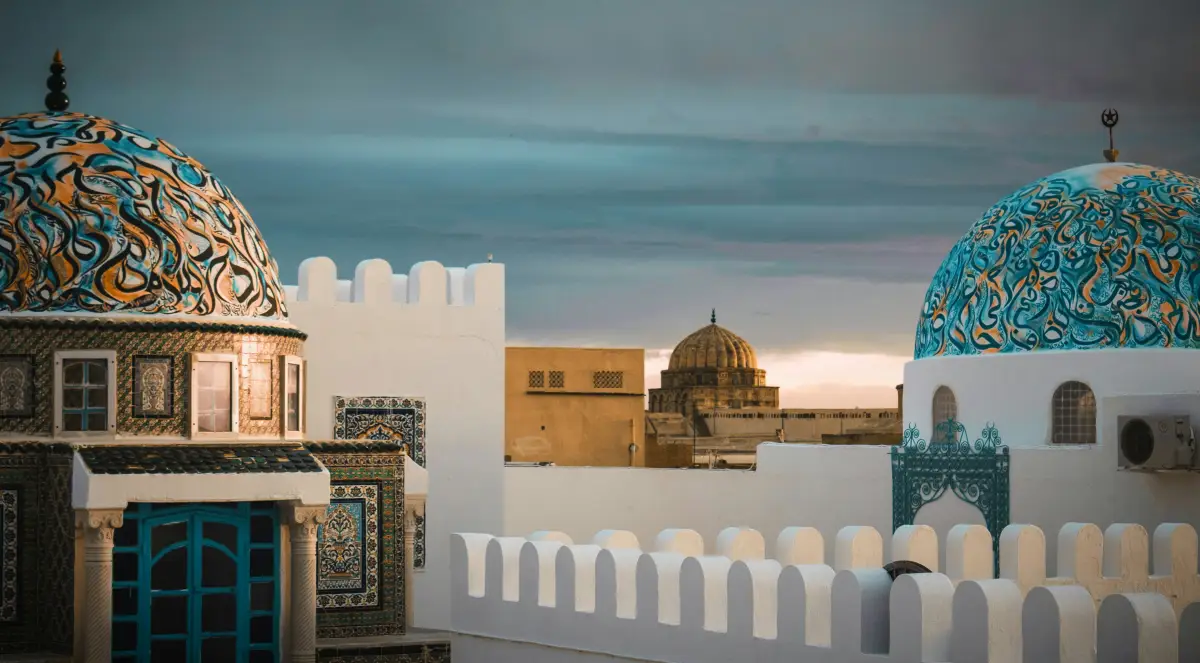 Coupoles ornées d'un sanctuaire traditionnel en Tunisie